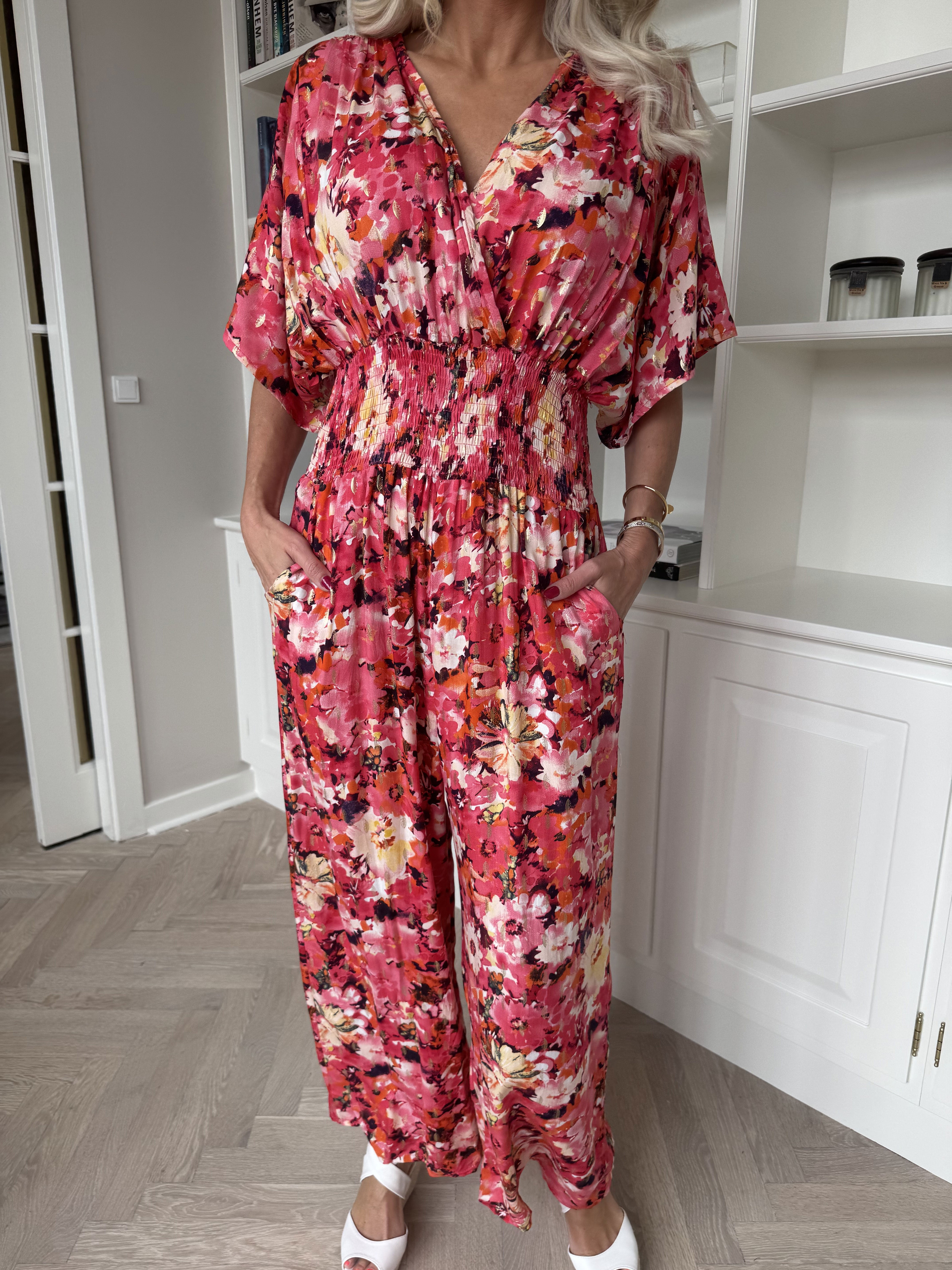 Malaika - Byxdress med blommigt tryck och gulddetaljer